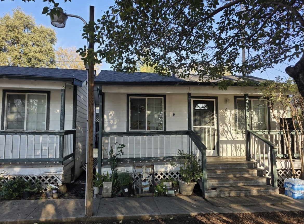 Cottage-style front exterior